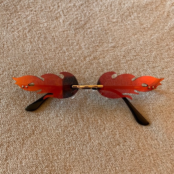 SHEIN Accessories - Flame sunglasses